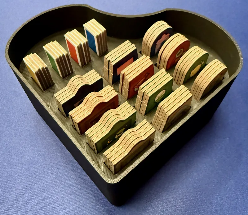 Décorum tiles holder for heart-shaped insert
