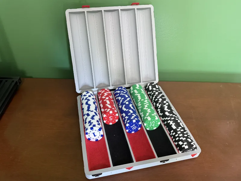 Poker chip carrying case