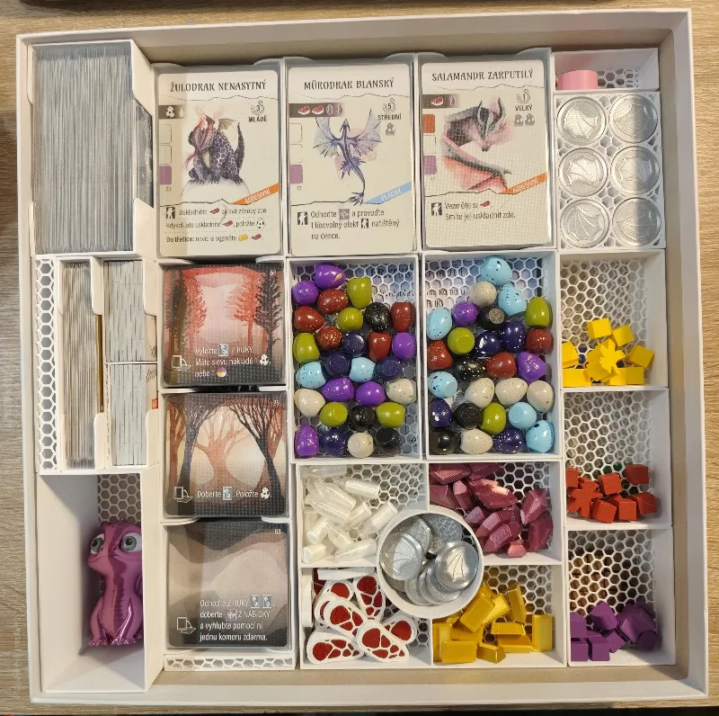 Wyrmspan + Dragon Academy insert (sleeved cards), Na křídlech draků + Ohnivá akademie insert (obalené karty)