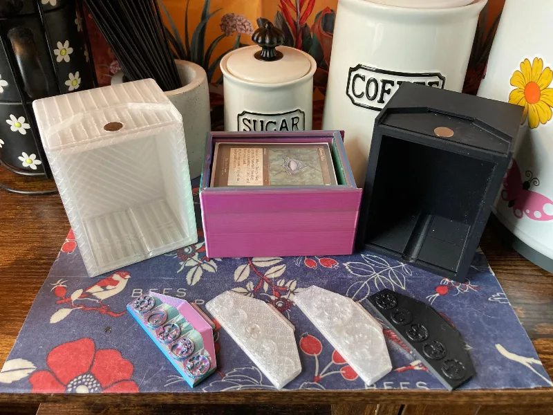 Magic The Gathering Deck Box with Top loader Visible & Magnet Closure
