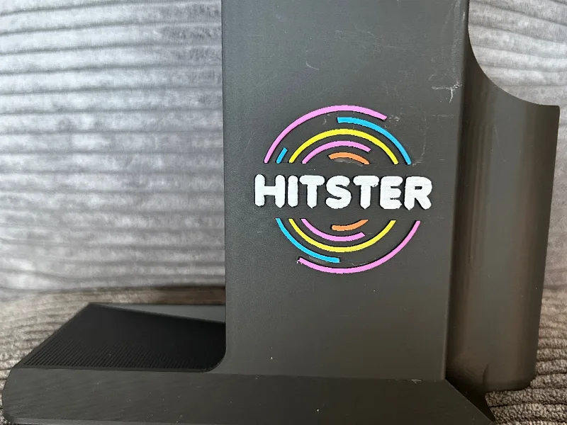 Hitsterturm mit Logo und Sichtschutz