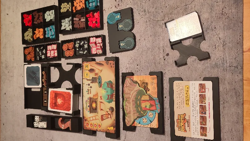 Creature Comforts (Die Tiere vom Ahorntal) with expansions board game insert
