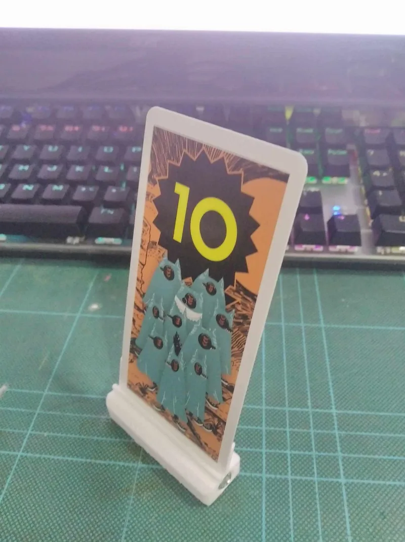 Wind-Proof Playing Card Holder for Coyote