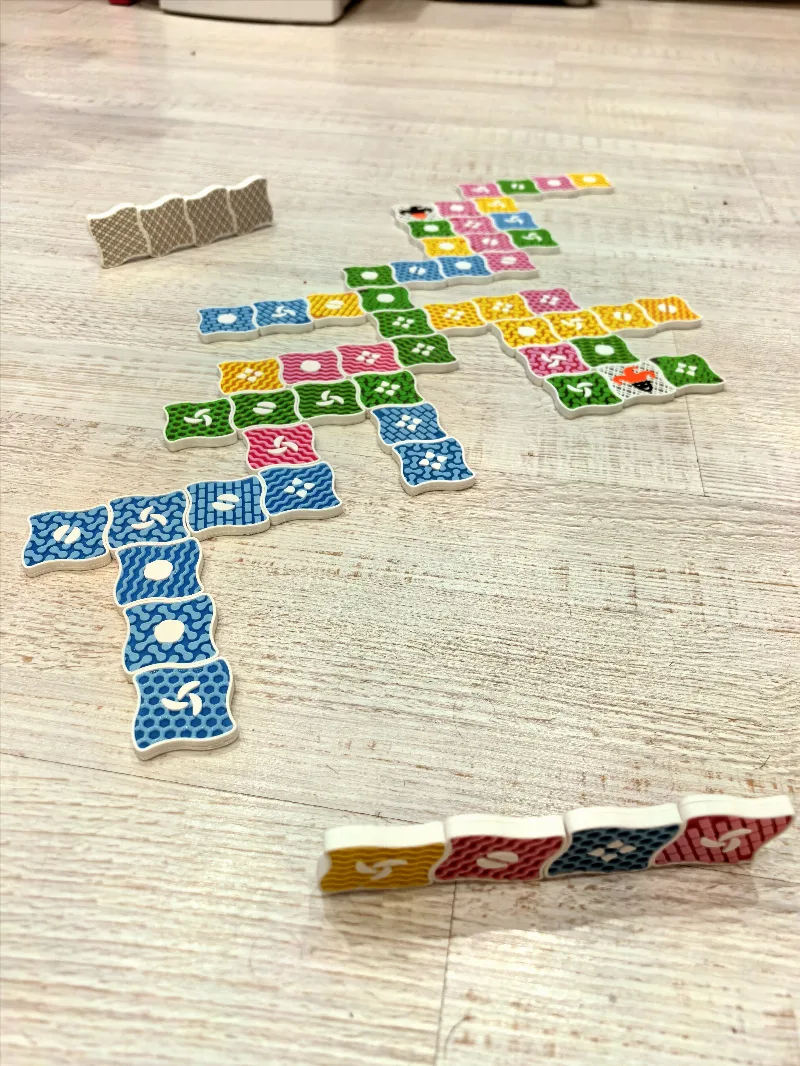 Iota/kwatro magnetic boardgame