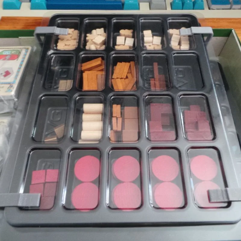 Retainer clips for DVG deep dish counter trays