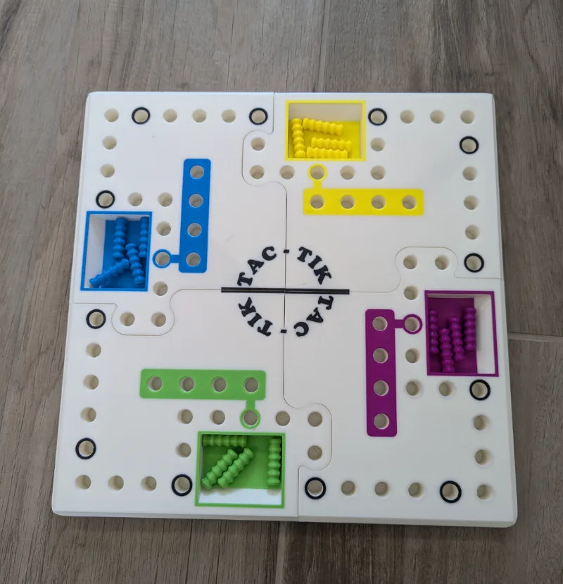 TAC TIK HOLD GAME BOARD - NICE WITH FAMILLY