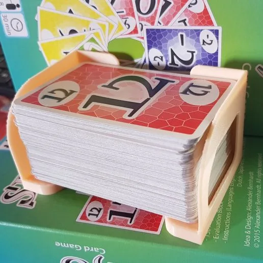 Skyjo card dispenser